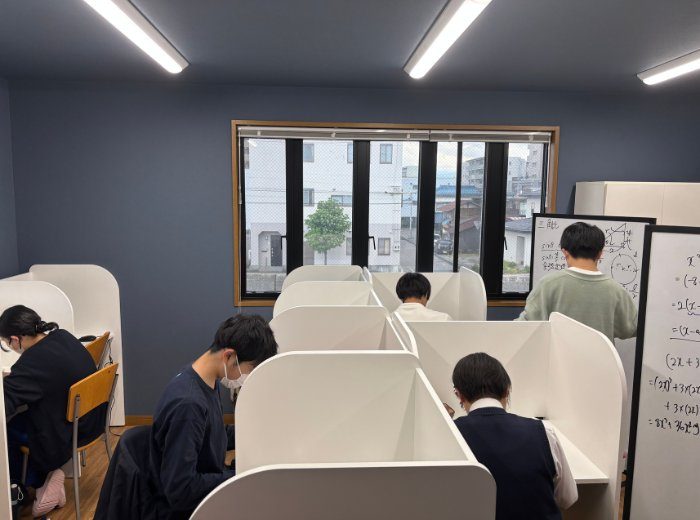 個別指導塾WhyLabの自習風景